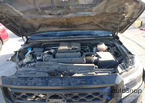 2022 Nissan Frontier Pro-4X 4X4 z USA, uszkodzony, nr VIN 1N6ED1EK7NN638943